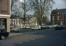 803601 Gezicht op de parkeerplaats aan de Van Asch van Wijckskade te Utrecht, met op de achtergrond de huizen aan de ...